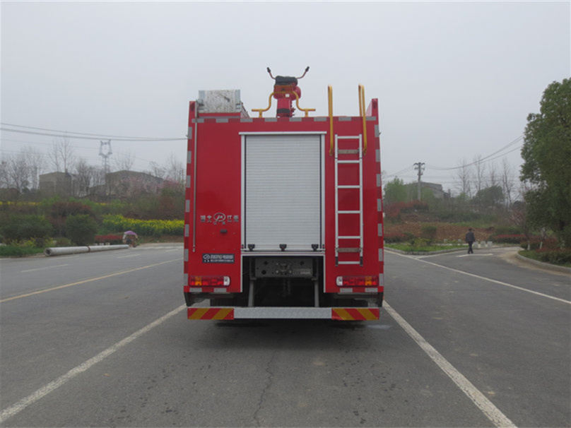 豪沃后雙橋干粉泡沫水三聯(lián)用消防車(10噸)圖片